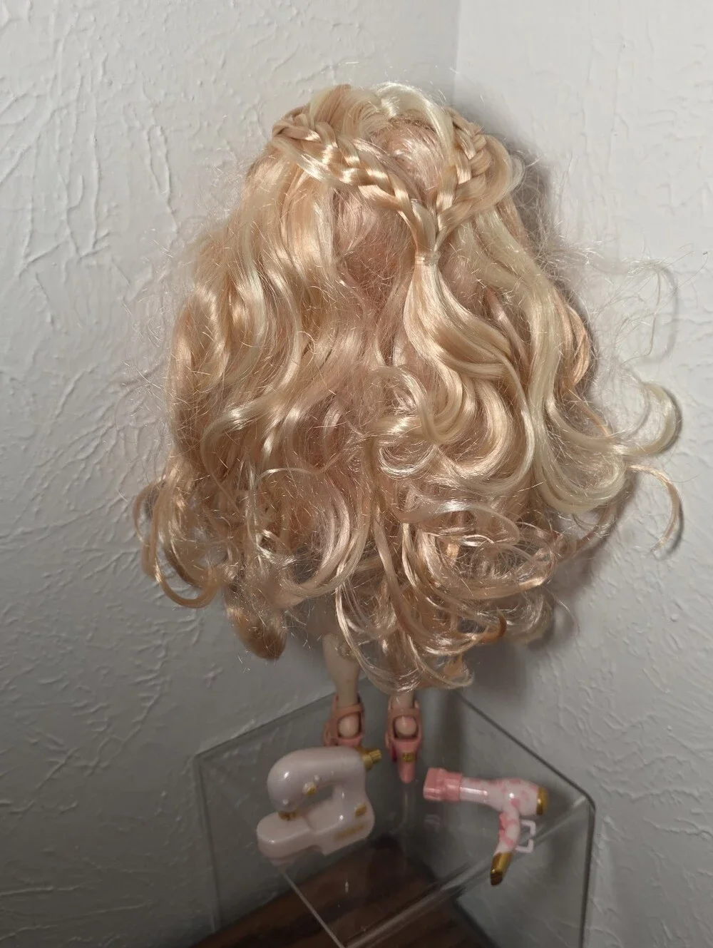 Rainbow High Victoria Whitman Doll Blonde hair Pink Peach Dress With Accessories